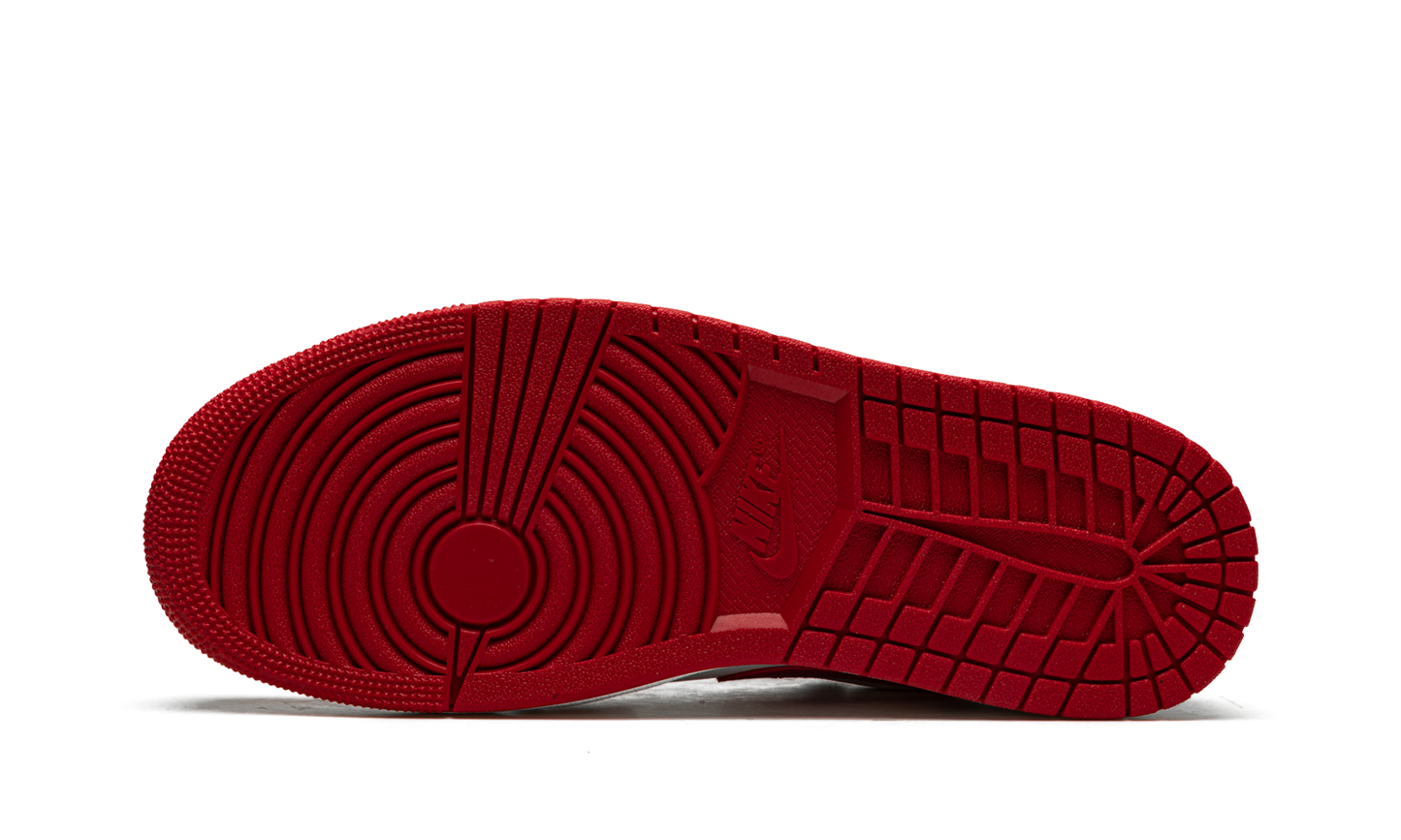 Jordan 1 low Bulls