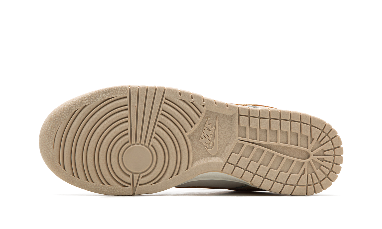 DUNK LO MNS WMNS Phantom Metallic Gold