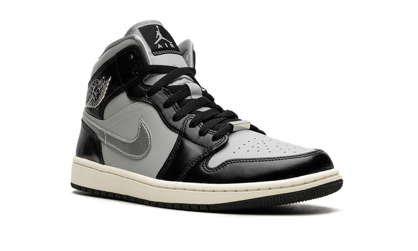 AIR JORDAN 1 MID SE WMNS Black Chrome