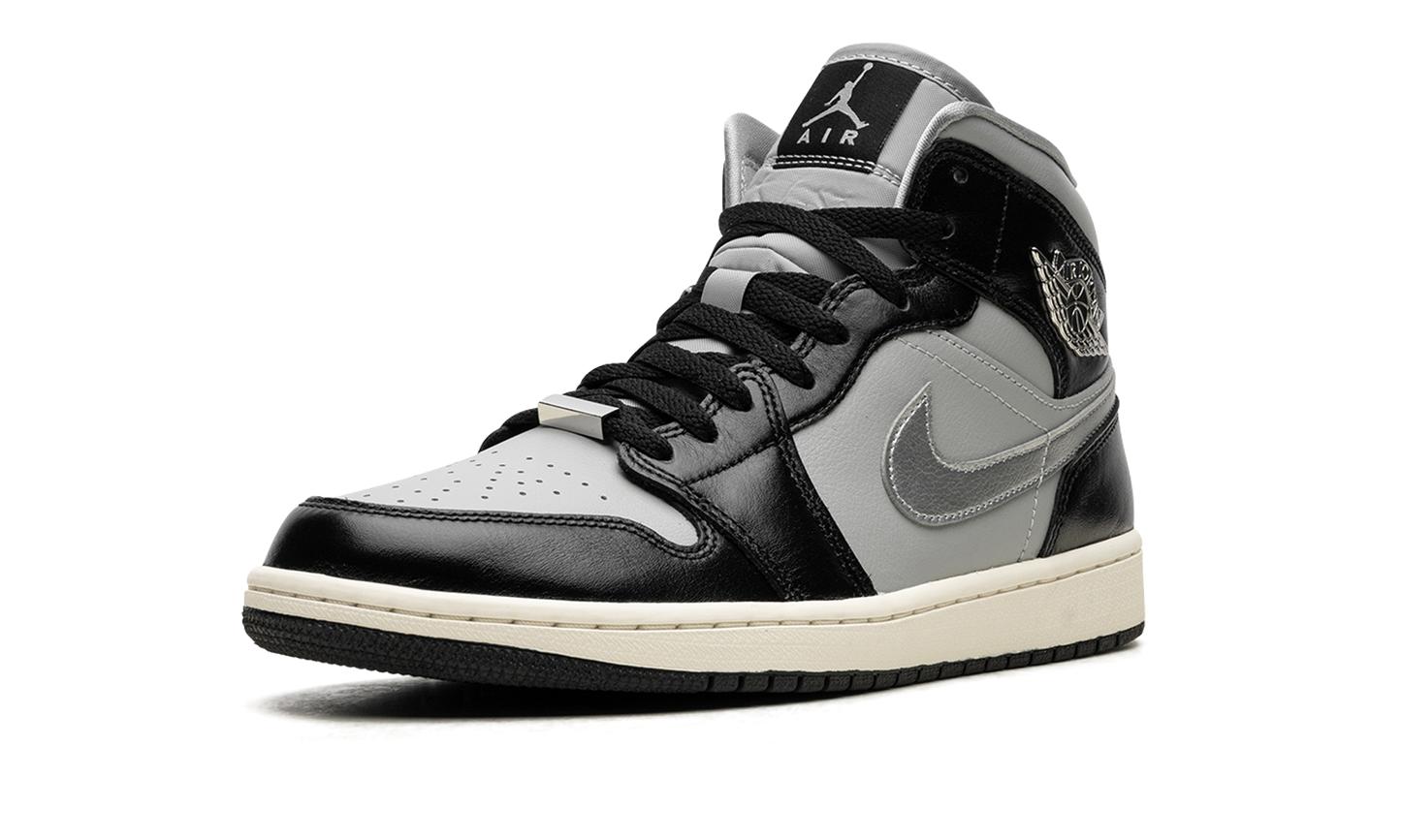 AIR JORDAN 1 MID SE WMNS Black Chrome