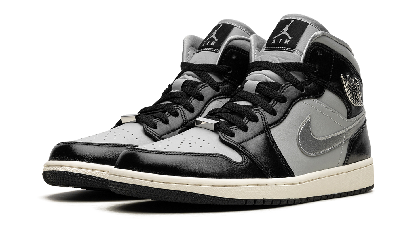 AIR JORDAN 1 MID SE WMNS Black Chrome