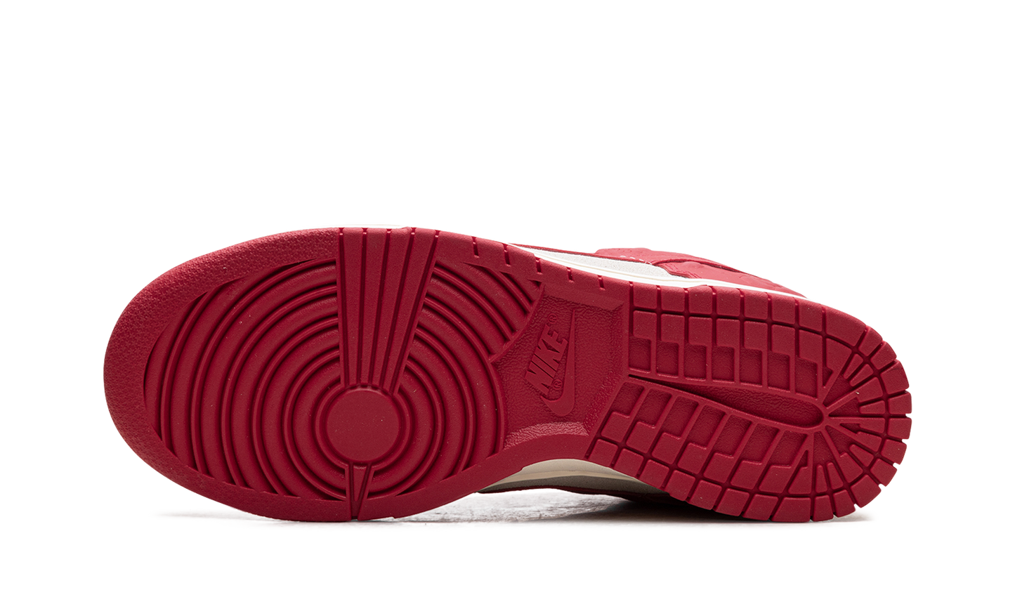 Dunk Low WMNS Red Roses