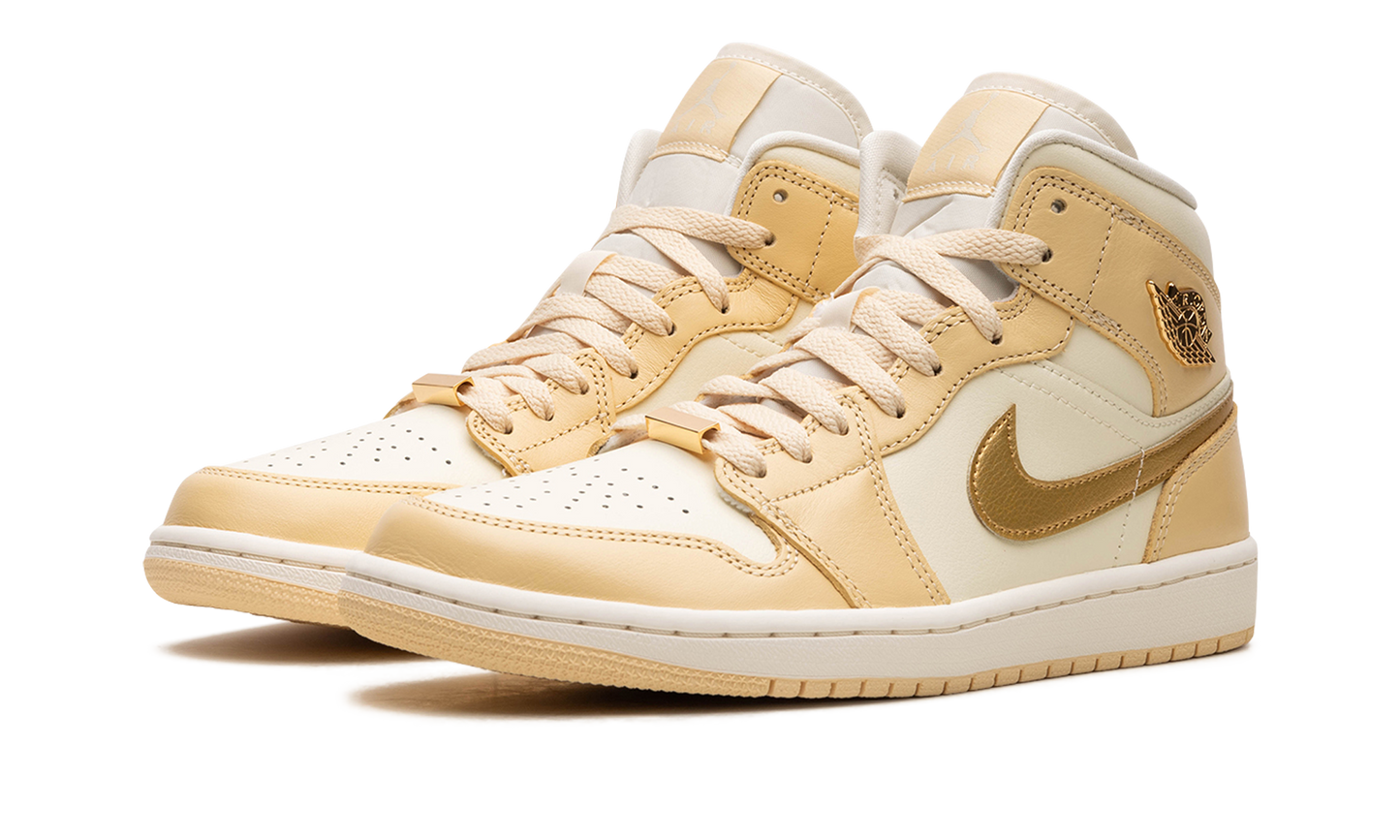 AIR JORDAN 1 MID WMNS Pale Vanilla