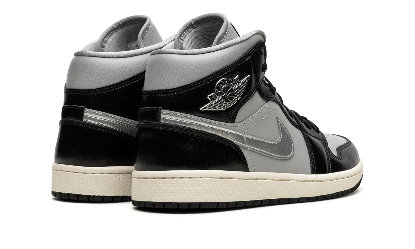 AIR JORDAN 1 MID SE WMNS Black Chrome