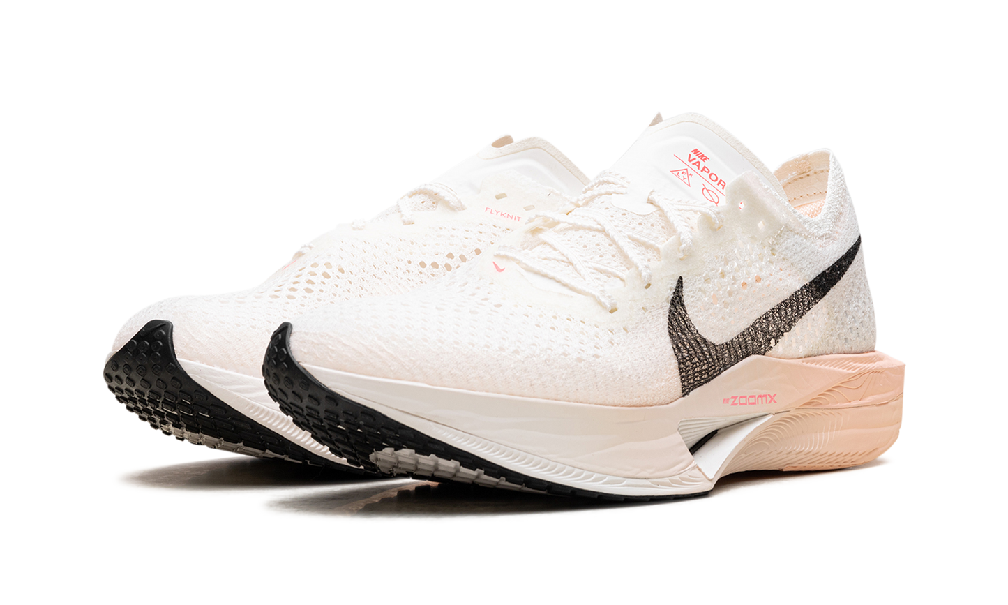 ZoomX Invincible Run 3 WMNS  Sail Guava Ice